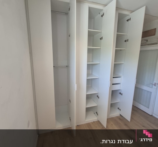 בניית ארון בגדים לבן עם דלתות ציר ומדפים מרובים